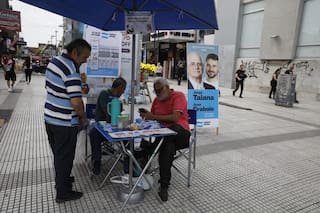 Apatía, pocos carteles y mesas de difusión, postales del frío clima electoral en el conurbano
