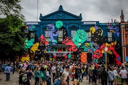 Otro mural en la fachada, en agosto de 2020