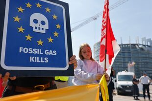 Activistas contra el cambio climático manifiestan afuera del Parlamento Europeo en Estrasburgo