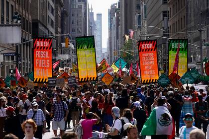 Activistas contra el cambio climático protestan en Madison Ave por las políticas energéticas y el uso de combustibles fósiles, en Nueva York