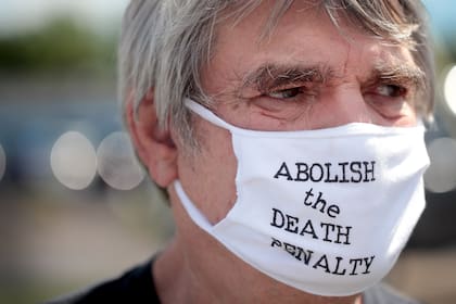 Activistas contra la pena de muerte protestan por la ejecución del primer convicto ejecutado en una cárcel federal en Estados Unidos en 17 años