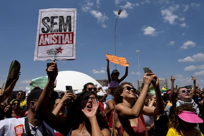 Activistas corean "No a la amnistía" en una protesta contra el proyecto de ley de amnistía que podría exonerar al expresidente Jair Bolsonaro, el domingo 21 de septiembre de 2025. (AP Foto/Eraldo Peres)