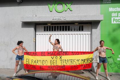 Activistas de Femen España cantan consignas durante una manifestación frente a la sede de Vox en Madrid para denunciar el discurso de odio y la negación de la violencia de género por parte del partido de extrema derecha español. 