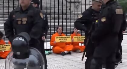 Activistas de Greenpeace frente al Congreso