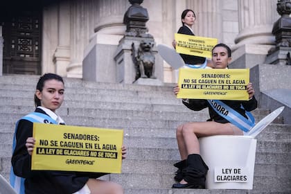 Activistas de Greenpeace fueron detenidos tras realizar una acción directa sobre el ingreso principal del Congreso de la Nación. Los ambientalistas, sentados en inodoros, exhibieron el explícito mensaje: “Senadores, no se caguen en el agua”. Desde la organización argumentaron que se trató de una acción de resistencia pacífica cuyo objetivo es visibilizar la gravedad de la reforma a la Ley de Glaciares para la seguridad hídrica del país.