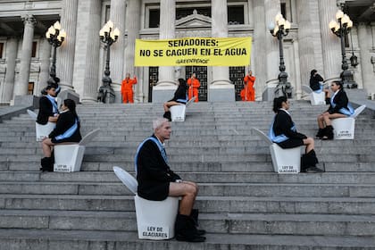 Activistas de Greenpeace fueron detenidos tras realizar una intervención en el ingreso del Congreso.