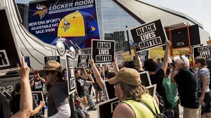 Activistas de los derechos civiles apoyaron el domingo a los jugadores de los Vikings