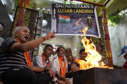 Activistas de los grupos hindúes de derecha Dogra Front y Shiv Sena realizan un ritual en Jammu, India, mientras rezan por el alunizaje exitoso del Chandrayaan-3 de la India en la luna, el miércoles 23 de agosto de 2023. India estaba haciendo la cuenta atrás para el aterrizaje