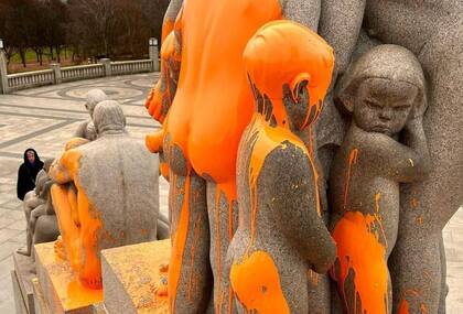 Activistas de Stopp Oljeletinga lanzan pintura a esculturas en el Vigeland Sculpture Park, de Oslo, Noruega