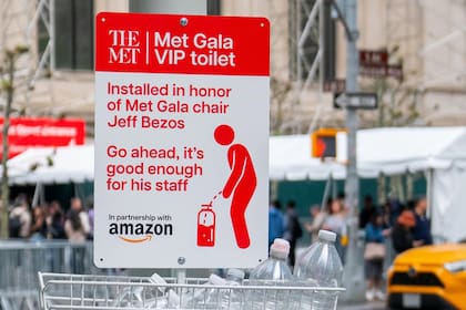 Activistas dejaron unas 300 botellas con “orina falsa” dentro del Museo Metropolitano de Arte, en una acción destinada a recordar las denuncias de trabajadores de Amazon que aseguran haber tenido que orinar en botellas por las exigencias de sus jornadas laborales