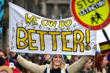 Activistas del cambio climático y grupos ambientalistas abogan por una reducción en los vuelos que tomamos