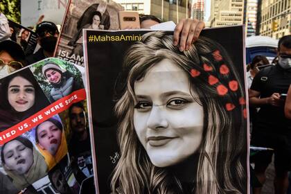 Activistas en Nueva York con la imagen del rostro de Mahsa Amini. Stephanie Keith/Getty Images/AFP