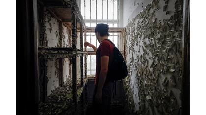 Un miembro de HK URBEX en el interior de un cuartel abandonado del ejército británico en Hong Kong