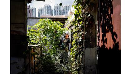 Un miembro de HK URBEX en el interior de un edificio residencial abandonado