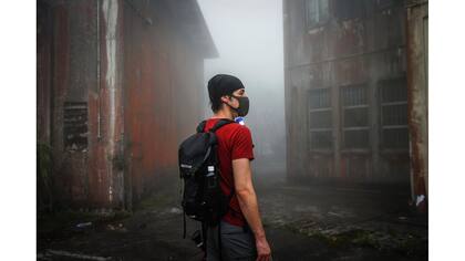 Un miembro de HK URBEX en un cuartel abandonado del ejército británico en Hong Kong