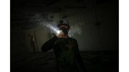 Un miembro de HK URBEX en el interior de un cuartel abandonado del ejército británico en Hong Kong