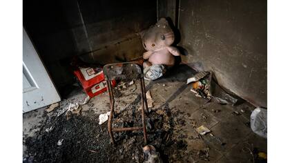 Un peluche en el interior de un edificio residencial abandonado