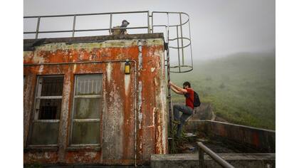 Un miembro de HK URBEX sube una escalera en un cuartel abandonado del ejército británico en Hong Kong