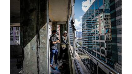 Miembros del grupo HK URBEX en un edificio residencial abandonado