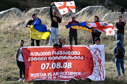Activistas georgianos protestan contra la inmigración masiva procedente de Rusia en el puesto fronterizo de Kazbegi/Verkhniy Lars, el 28 de septiembre de 2022. 
