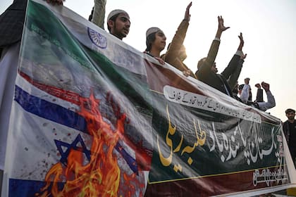 Activistas juveniles de la Talba Mahaz (MTM) que sostenían una pancarta y gritaban consignas durante una protesta contra el ataque aéreo iraní, en Islamabad el 18 de enero de 2024 ( Farooq NAEEM / AFP)�