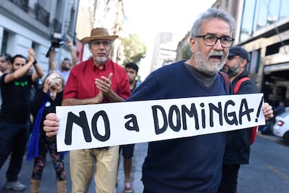Activistas medioambientales sostienen pancartas y gritan consignas durante una manifestación contra el proyecto minero-portuario Dominga en Santiago de Chile el 18 de enero de 2023. 