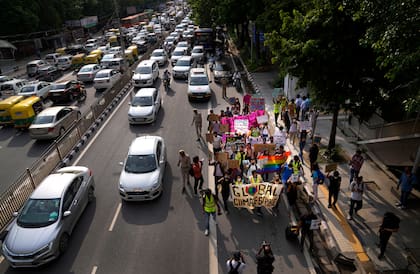 Activistas participan en la Marcha mundial del clima, en Nueva Delhi, India, el viernes 24 de septiembre de 2021