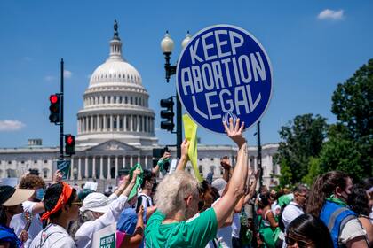 Activistas por el derecho al aborto en las manifestaciones contra la decisión de la Corte Suprema de EEUU de anular el fallo Roe vs. Wade