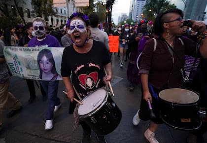 Activistas por los derechos de las mujeres gritan consignas durante una manifestación contra la violencia de género, el lunes 1 de noviembre de 2021, durante las celebraciones por el Día de Muertos. (AP Foto/Fernando Llano)