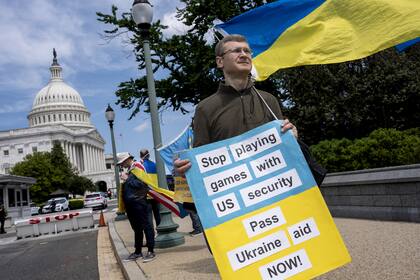 Activistas que apoyan a Ucrania protestan fuera del Capitolio en Washington, el sábado 20 de abril de 2024.