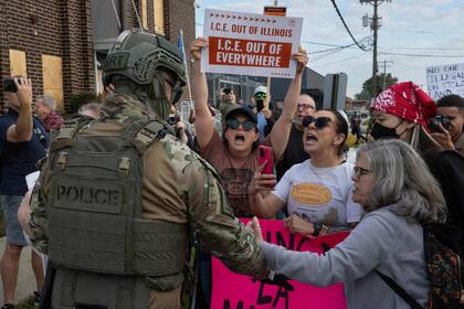 Activistas se enfrentan a la policía federal durante una protesta frente a un centro de procesamiento de inmigración el 12 de septiembre de 2025 en Broadview, Illinois Scott Olson/Getty Images/AFP (Foto de SCOTT OLSON / GETTY IMAGES NORTH AMERICA / Getty Images vía AFP)