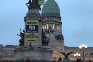 Activistas de Greenpeace se treparon al Monumento de los dos Congresos en rechazo a la reforma de la Ley de Glaciares