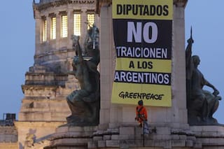 Activistas de Greenpeace se treparon al Monumento de los dos Congresos en rechazo a la reforma de la Ley de Glaciares