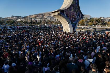 Activistas sirios se congregan en la plaza Umayyad durante una protesta para exigir un estado laico, en Damasco, el 19 de diciembre de 2024. (AP Foto/Omar Sanadiki)