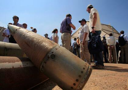 Activistas y delegaciones internacionales están junto a bombas de racimo en una base militar en Nabatiyeh, Líbano, 12 de septiembre de 2011.