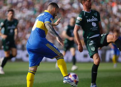 Activo por todo el frente de ataque, Darío Benedetto intenta ante su marcador en Sarmiento-Boca.
