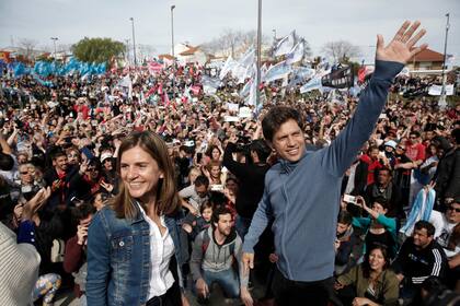 Fernanda Raverta con Axel Kicillof en Mar del Plata, durante la campaña electoral del año pasado, cuando ella compitió por la intendencia