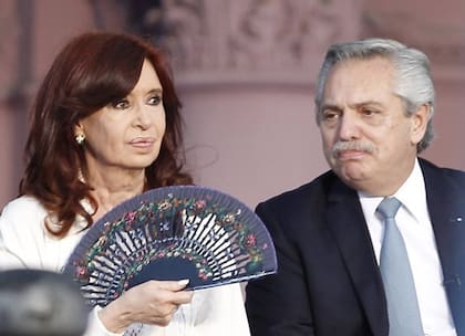 Acto de conmeracion por el retorno de la demcracia, Cristina Fernandez de Kirchner; Alberto Fernandez y LulaDa Silva son los oradores en una Paza de Mayo llena.
