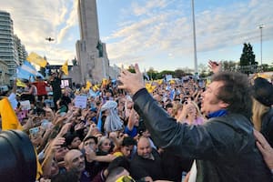 Javier Milei habló frente a una multitud en Rosario y cuestionó la campaña del miedo del oficialismo