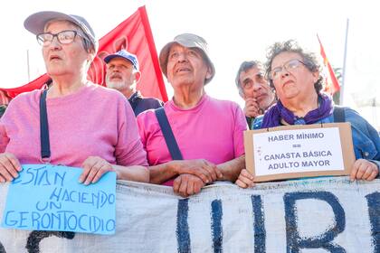 Acto de jubilados en la Plaza de Mayo, frente a Casa Rosada