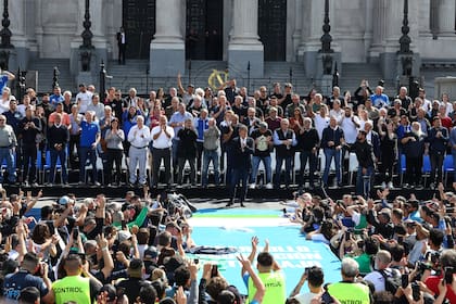 Acto de la CGT en respaldo al candidato de UP Sergio Massa frente al Congreso luego de la modificación del impuesto a las ganancias. 