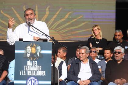 Acto de la CGT por el Dia del Trabajo en el Club Defensores de Belgrano. Pidieron la reducción de la jornada laboral que no sólo se exporten comodities.
Hablaron Carlos Acuña, Jorge Sola del Sindicato del Seguro y cerró Héctor Daer.