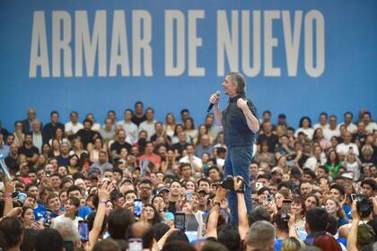 Acto de Máximo Kirchner en el club Atenas de La Plata