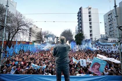 Acto de Máximo Kirchner en el club Atenas de La Plata