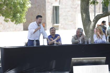 Gustavo Menéndez entrega a Máximo Kirchner la presidencia del PJ bonaerense, en la quinta de San Vicente