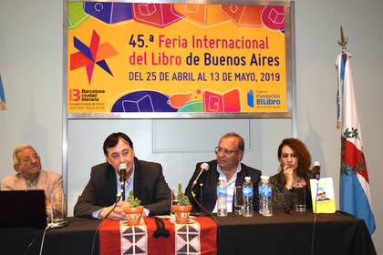 Los autores Juan Ortiz y Roberto Rojo junto al secretario de cultura de La Rioja, Vìctor Robledo y Marcela Mercado Luna.