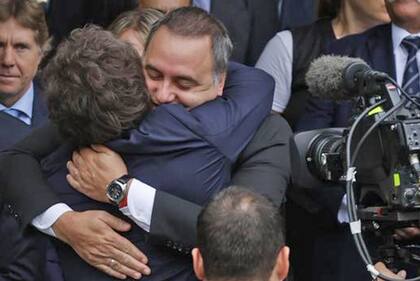Acto por los 44 años de Malvinas. El abrazo entre Javier Milei y Manuel Adorni