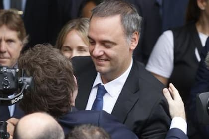 Acto por los 44 años de Malvinas. El abrazo entre Javier Milei y Manuel Adorni