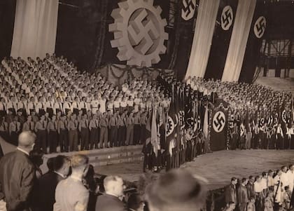 Acto pro-nazi organizado por la comunidad germano-argentina en el Luna Park de Buenos Aires, abril de 1938. Años antes de la guerra, el Tercer Reich tenía presencia simbólica y cultural en el país a través de escuelas, clubes y organizaciones afines