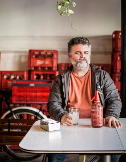 Actor, comunicador, cinéfilo y cineasta, Sebastián de Caro está al frente de un ciclo que presenta, en la pantalla del Gaumont, películas argentinas de culto